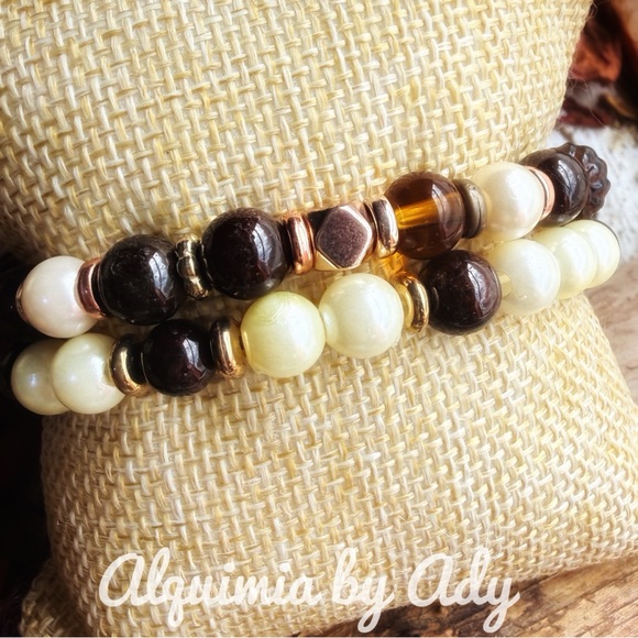 Garnet crystals 8mm faux beige pearls beaded bracelet
